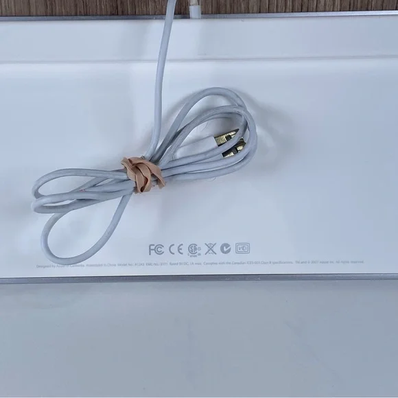 Apple Wired Mac Standard USB Keyboard with Numeric Keypad A1243 Tested and Works